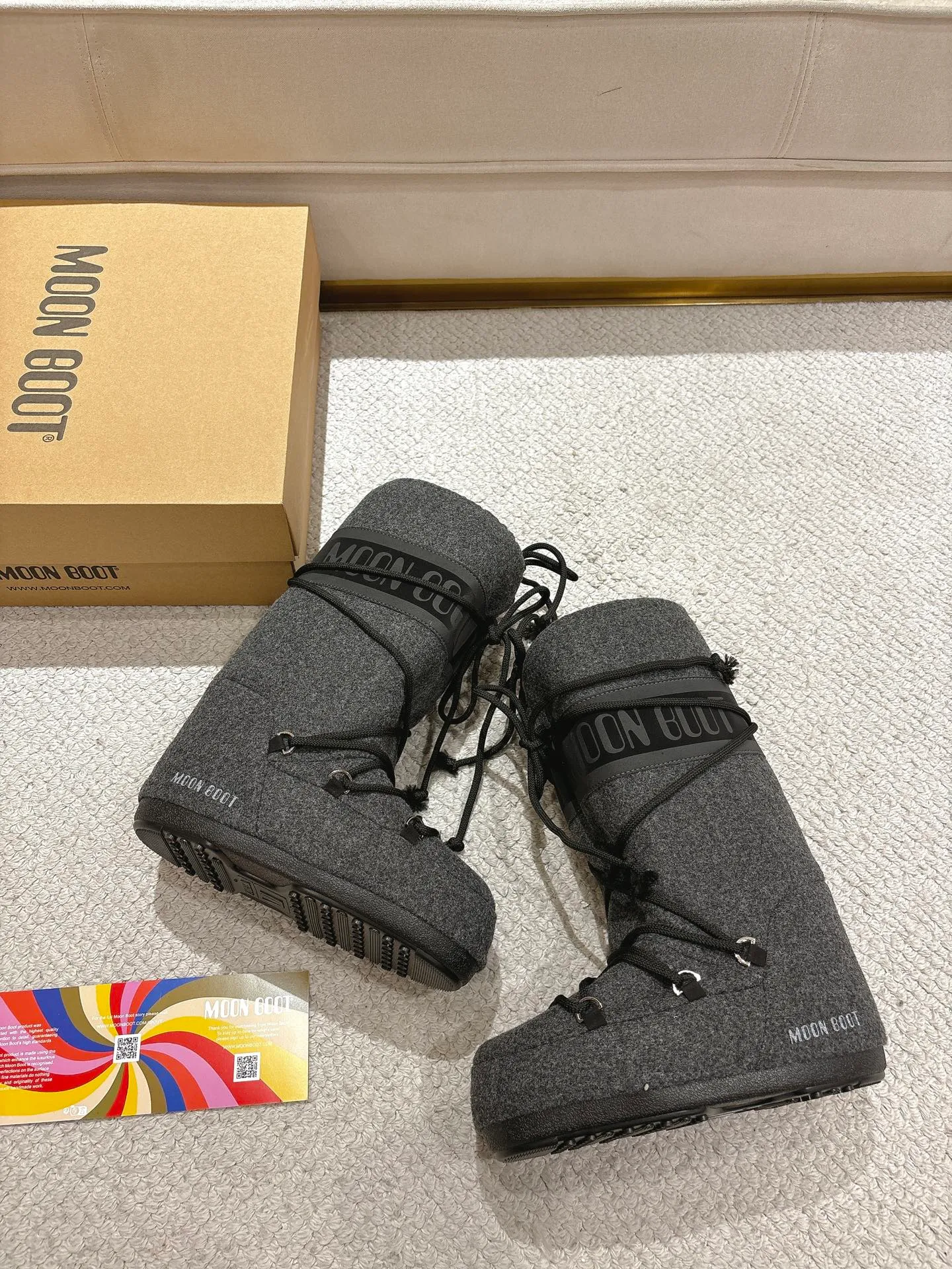 p660 [Exclusive top quality | New upgrade] Moon Boot 2025 autumn and winter hot snow boots are here! Don’t just focus on UGG anymore, fashionistas have already changed to these "ugly moon boots" ✨ 🔥Forget UGG! The Moon Boot that was once popular throughout the millennium is back! At that time, Paris Hilton, Victoria Beckham and other top icons were wearing it. Now with the strong return of the Y2K trend, the same QQ show outfit is a must-have for young people!  👢Hidden within 4cm, the legs are slimmer. 💫Looks fluffy, but actually looks slimmer. ❄️Full marks for thermal insulation, no longer cold in winter. 🌟Same style for men and women, regardless of left or right, easy to match. Don’t look at it’s cute appearance, but it instantly transforms into a trend focus! If you want both warmth and style, this is a must-have! ❶Material: original customized nylon cloth ❷Lining: original 100% silk cotton liner ❸Feet: original 100% silk cotton liner ❹Outsole: original molded two-color non-slip outsole ❺Sole thickness: 4cm (including inner height increase) ❻Code number: 35/38; 39/41 ❼Packaging: original full set of packaging ☀Color: official website updated simultaneously